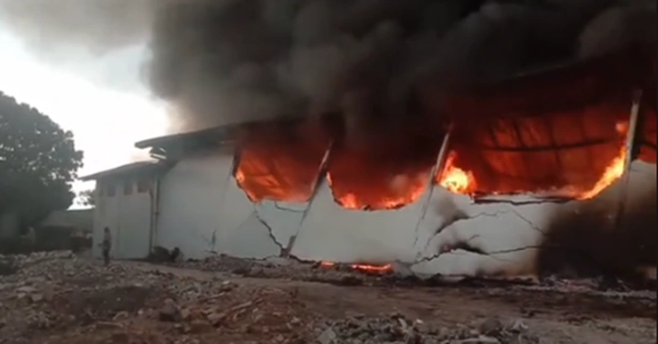 Penampakan bangunan parbrik PT Mastex Jaya Lestari, di Desa Cikasungka, Kecamatan Cikancung, Civalengka, Kabupaten Bandung, yang  nyaris musnah dilalap si jago merah, Minggu (2/11/2025) [Foto: tangkap layar TikTok]